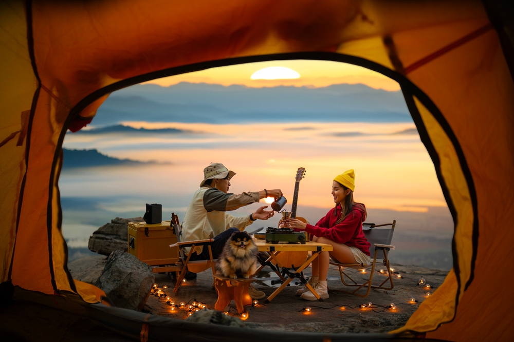 คู่รักพาสุนัขไปเที่ยวชมทะเลหมอกที่เชียงใหม่