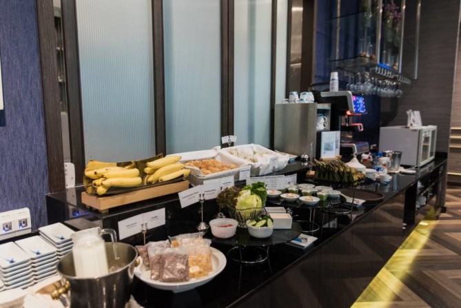 Hot meals in Blue Ribbon Club lounge