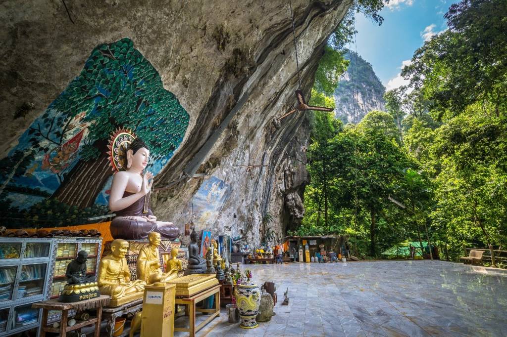 Statues at Wat Tham Sua