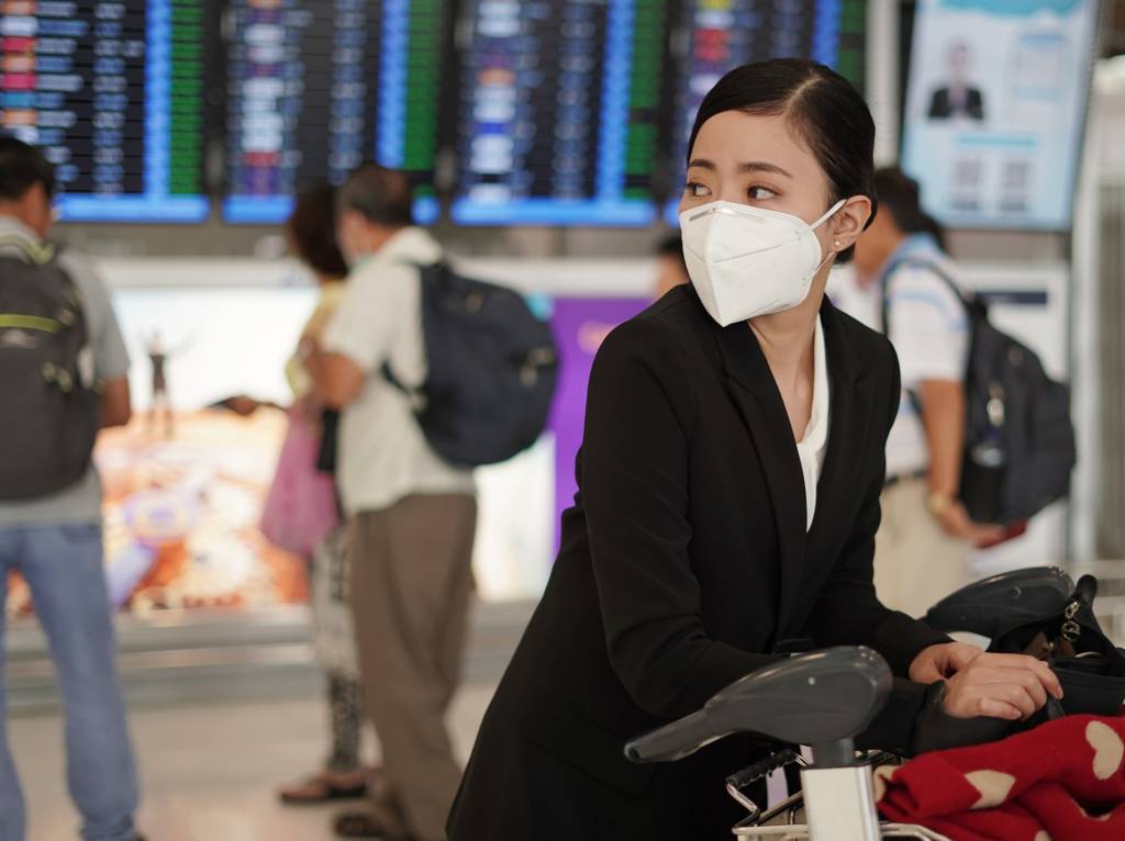 How wearing a face mask protect you from coronavirus while traveling?