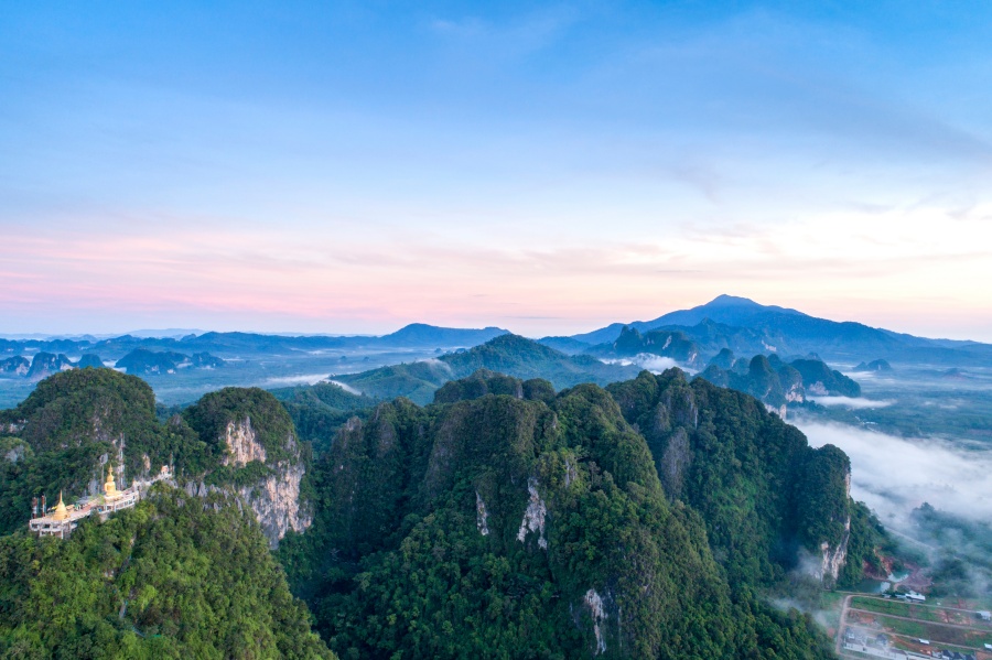 Tiger cave  Temple is a  shelters and natural caves This area is also a place of introspection  it had golden budha  and Phra Chedi on the top of mounten. KRABI Province : THAILAND