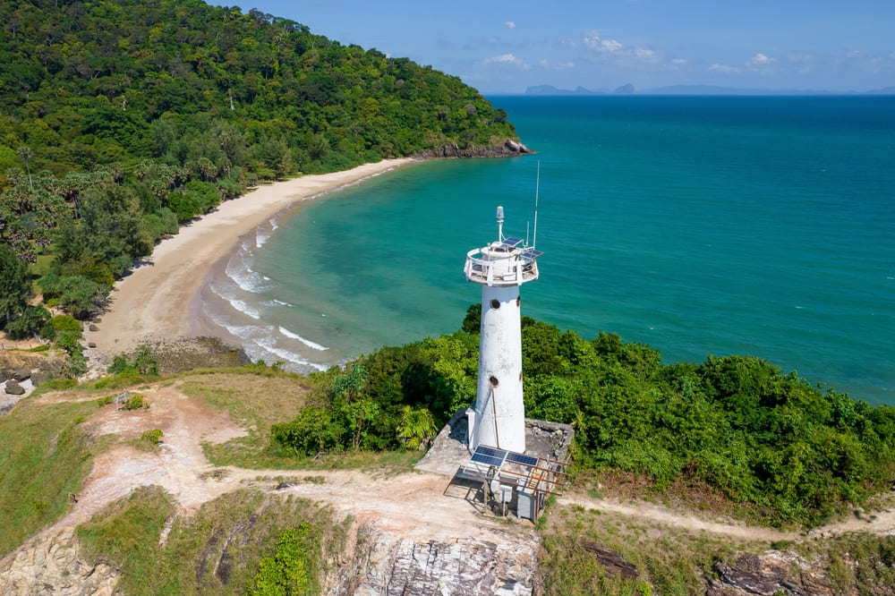 ประภาคารเกาะลันตา แหลมโตนด บริเวณอุทยานแห่งชาติหมู่เกาะลันตา