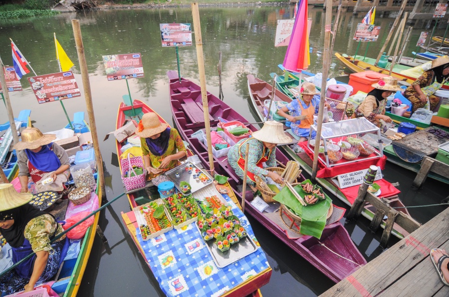 Khlong Hae Floating Market traditional Thai sweets