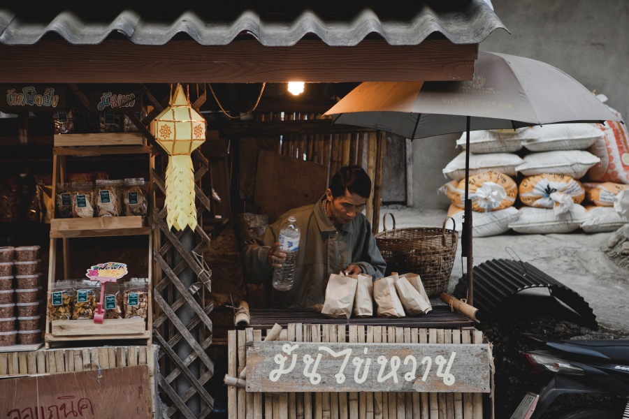 Mae Kampong vendors