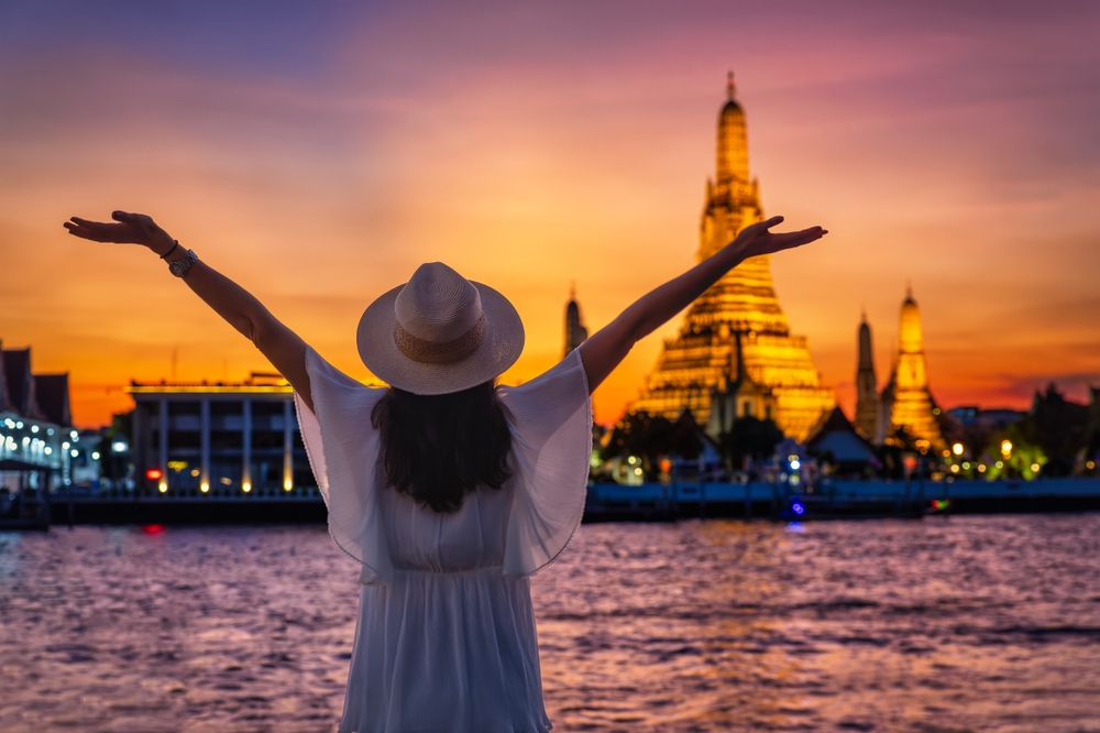 The iconic temples along the Chao Phraya River