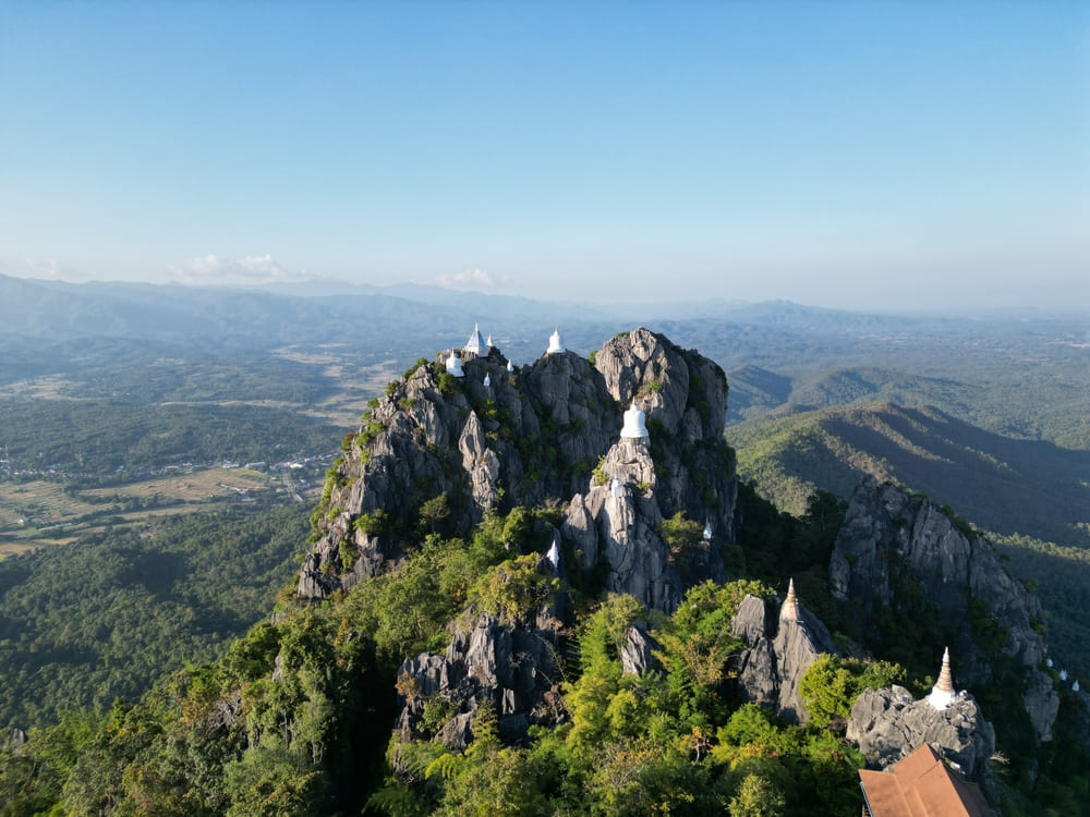 เจดีย์สีขาว วัดพระพุทธบาทปู่ผาแดง