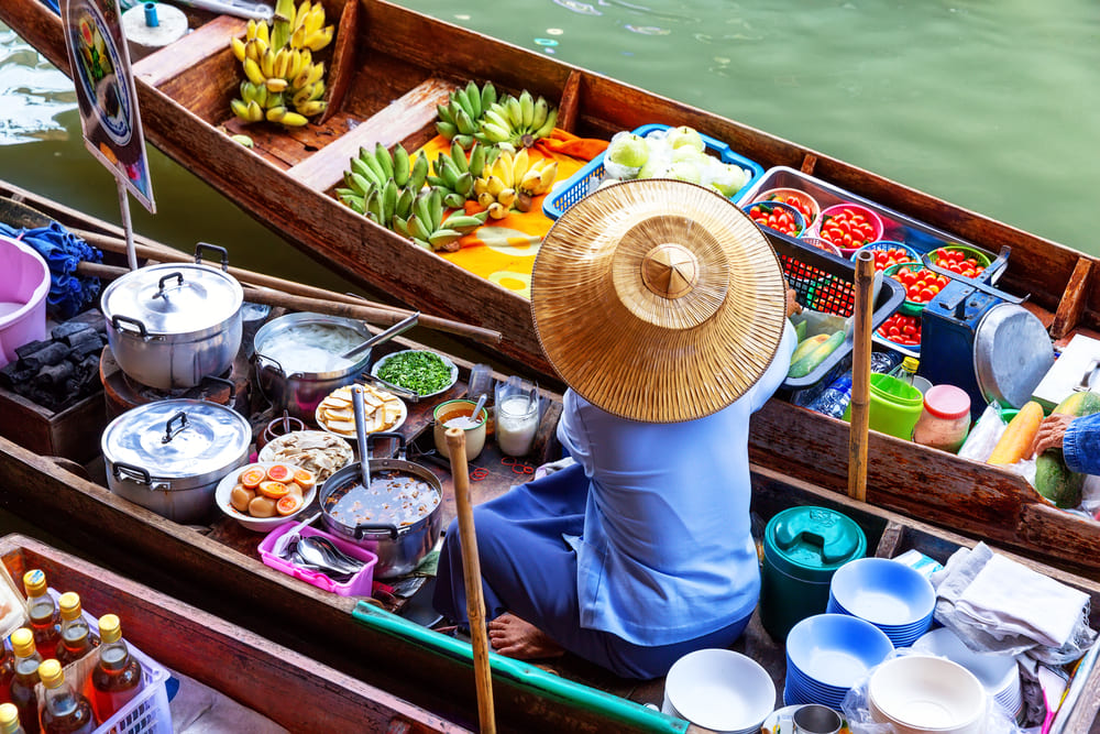 Wat Saphan Floating Market 