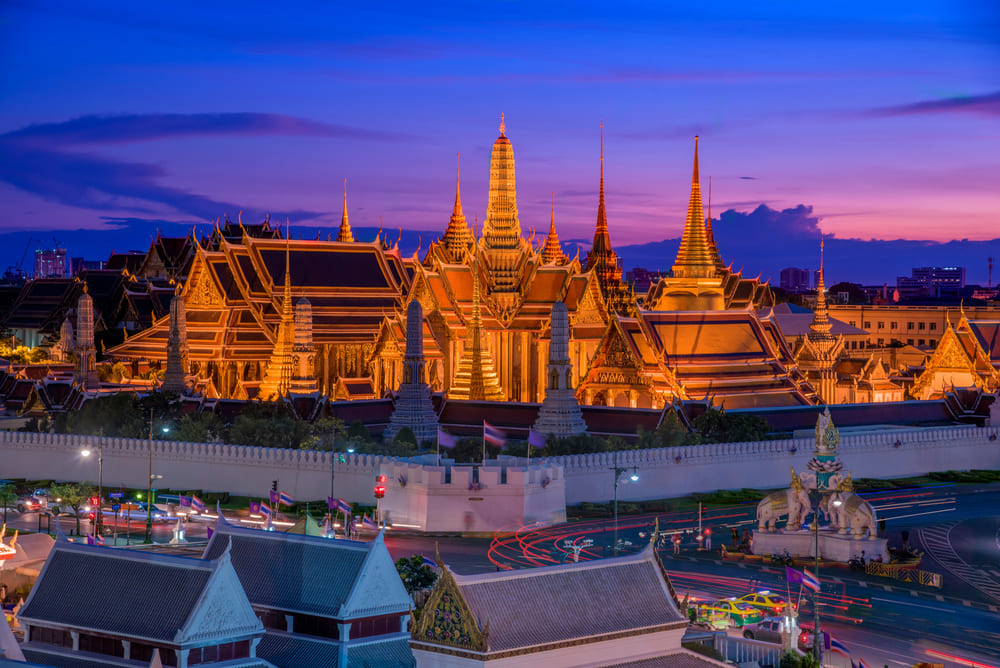 Wat Phra Kaew illuminating at night time