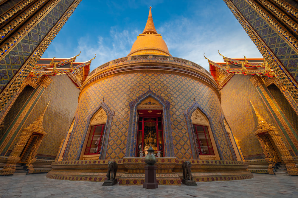 Panoramic view of the pagoda and structure walls of Wat Ratchabophit