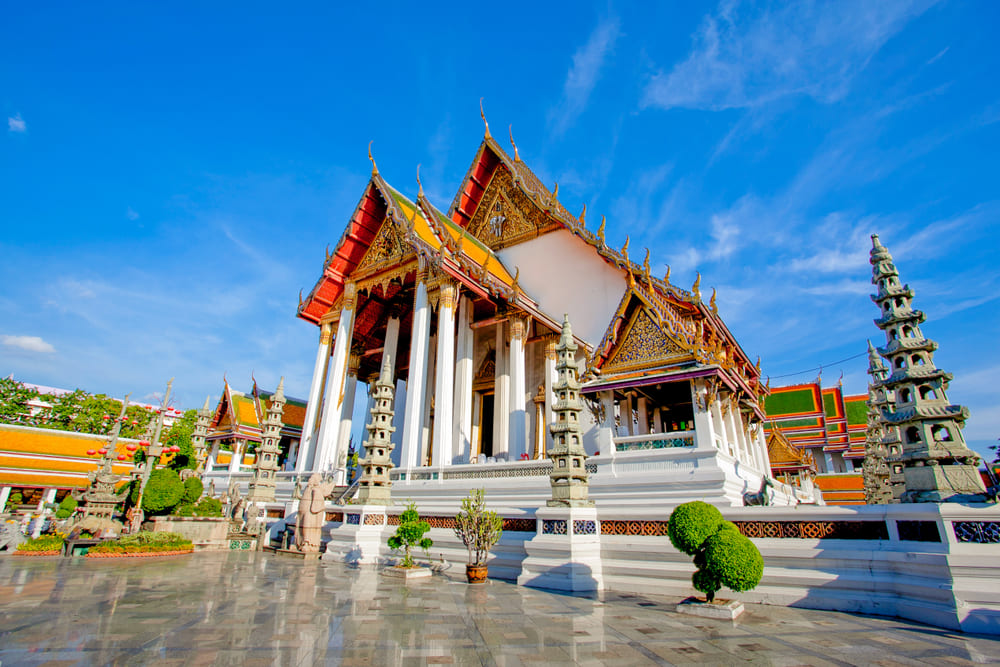 Wat Suthatthepwararam  in the middle with marble floor