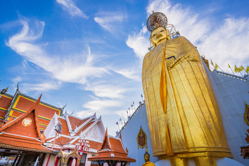 Large Buddha statue at Wat Indharawihan