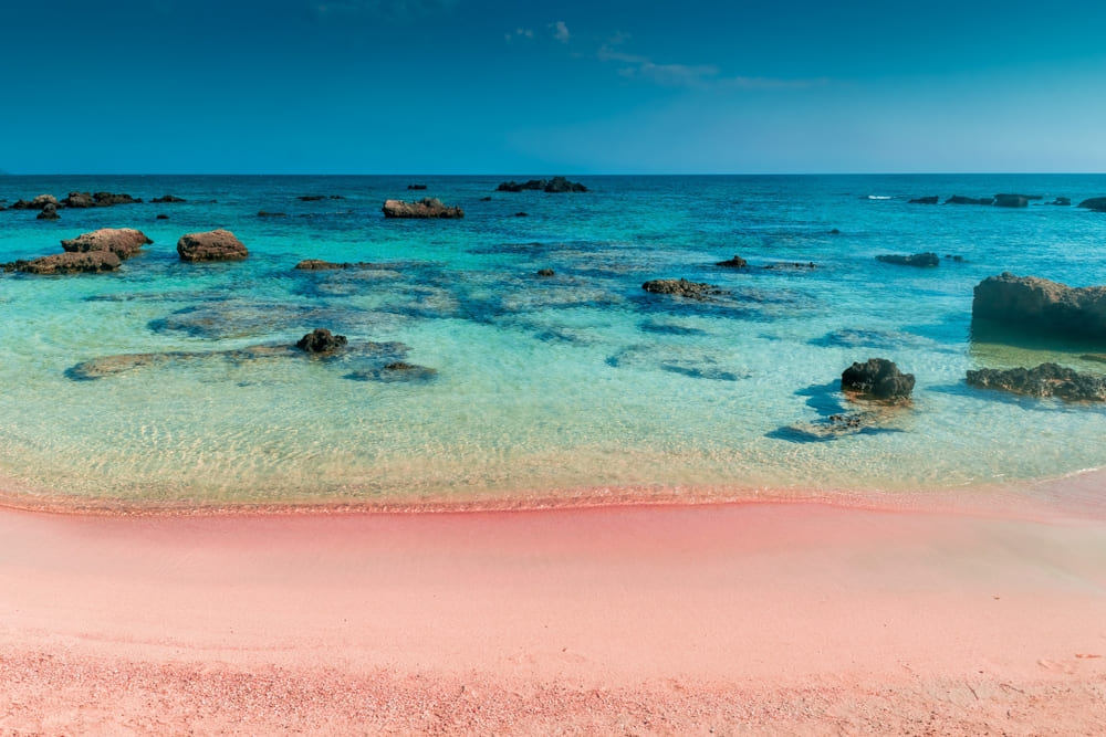 หาดเอลาโฟนิซี ประเทศกรีซ ชายหาดที่สวยที่สุดอันดับ 1 ของโลก ปี 2025