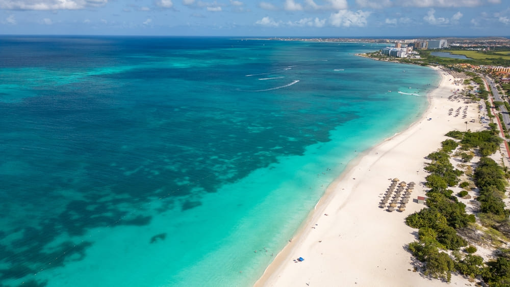 หาดอีเกิล ประเทศอารูบา ชายหาดที่สวยที่สุดอันดับ 3 ของโลก ปี 2025 จาก Tripadvisor