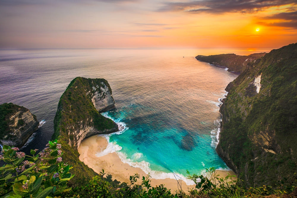 หาดเกอลิงกิง ประเทศอินโดนีเซีย ชายหาดที่สวยที่สุดอันดับ 9 ของโลก ปี 2025 จาก Tripadvisor