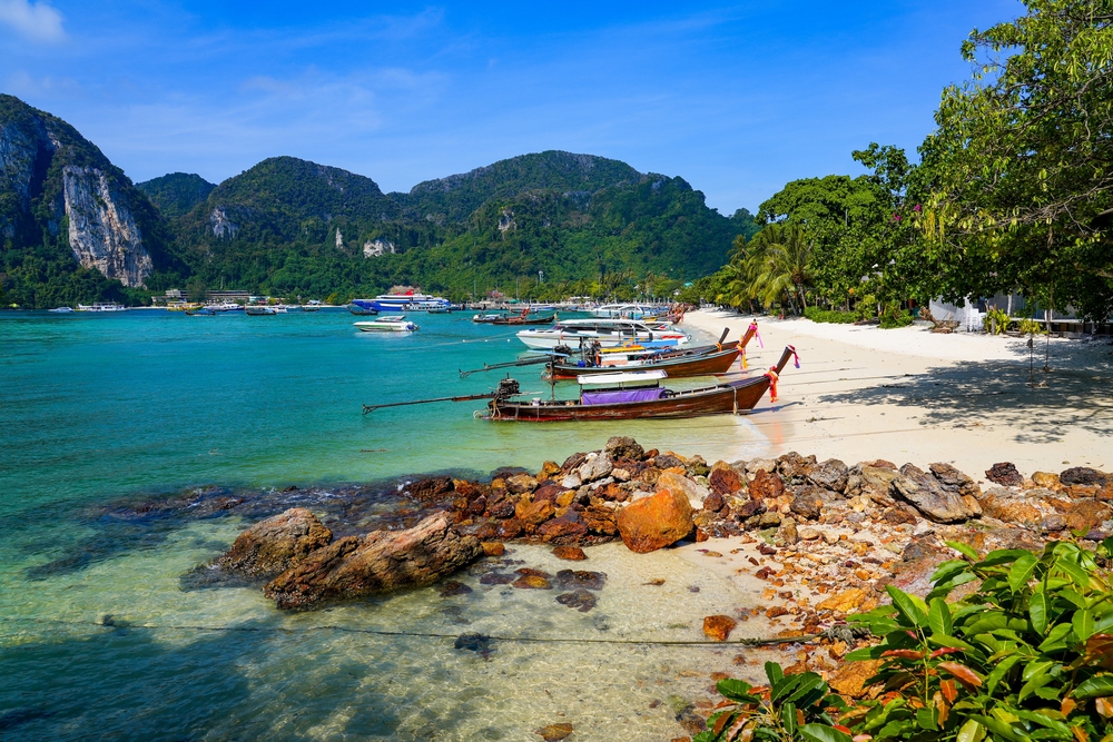 สัมผัสความเงียบสงบที่หาดต้นไทร บนหาดไร่เลย์