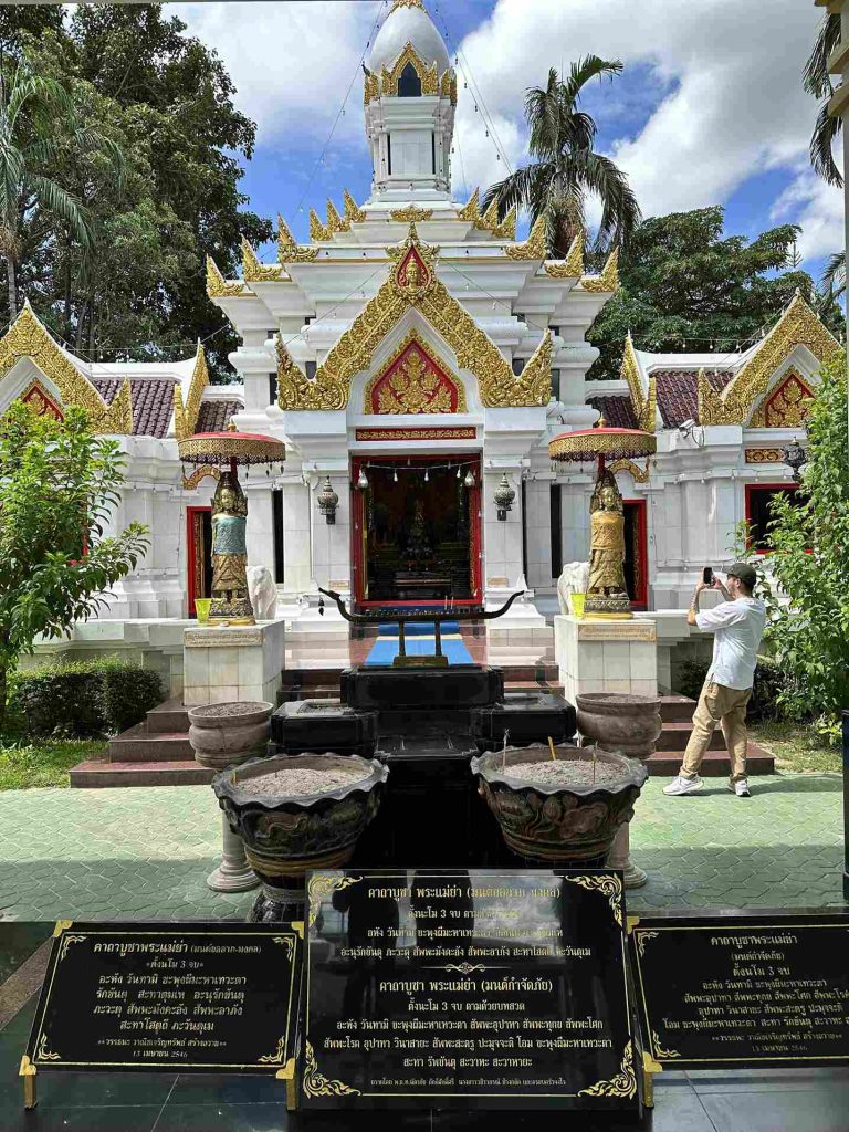 ที่เที่ยวสุโขทัย ศาลพระแม่ย่า บริเวณหน้าศาล