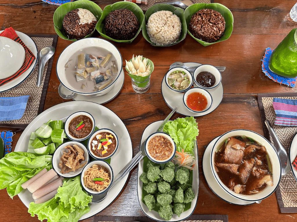 ขาหมู หมั่นโถว ส้มตำผักน้ำ และน้ำพริกสามเกลอ จากร้านครัวสุโข จังหวัดสุโขทัย
