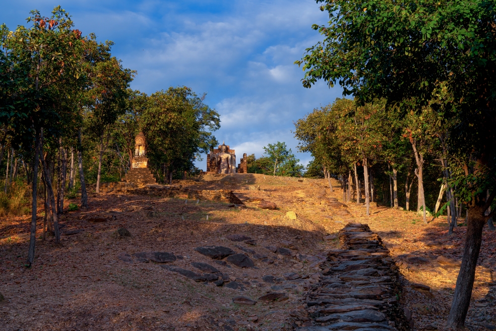 A small lotus-bud chedi stands along the pathway to the hilltop of Wat Saphan Hin.