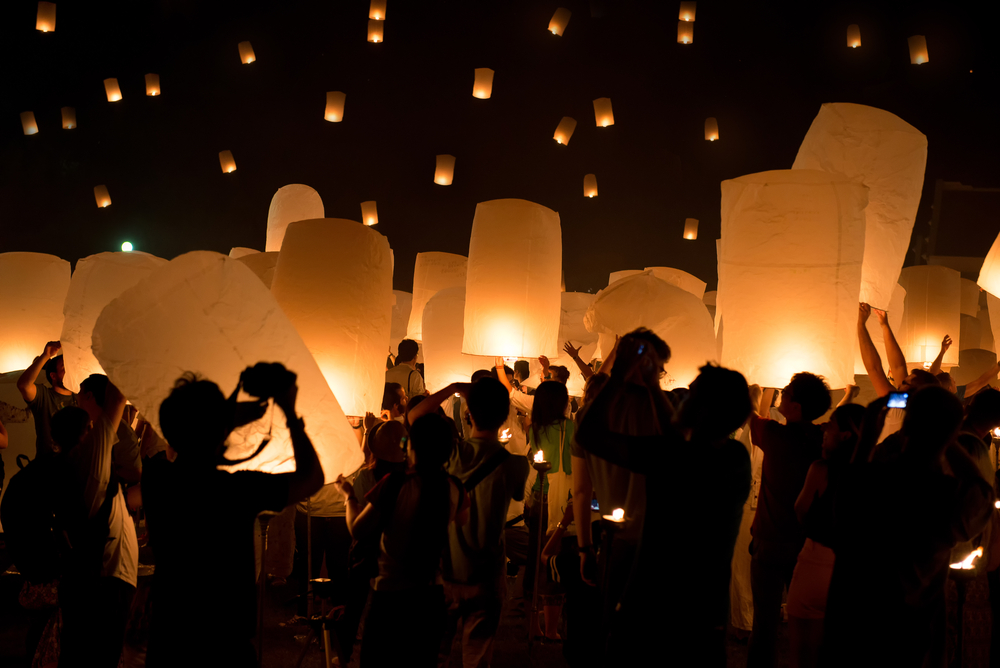 Many people releasing sky lanterns into the sky in Yee Peng Festival