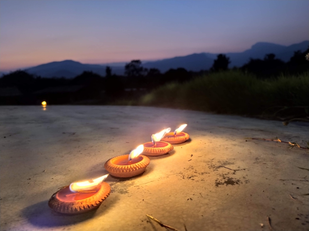Candlelit Phang Pratheep on the floor