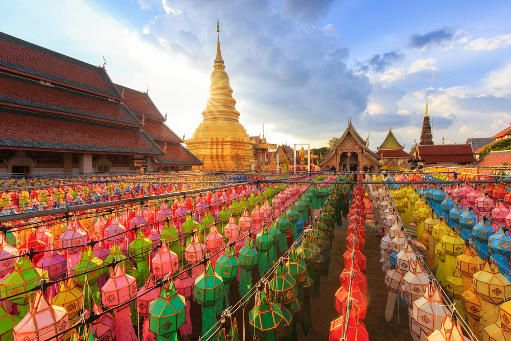 บรรยากาศงานยี่เป็งในงานตามวัดต่าง ๆ ในเมืองเชียงใหม่