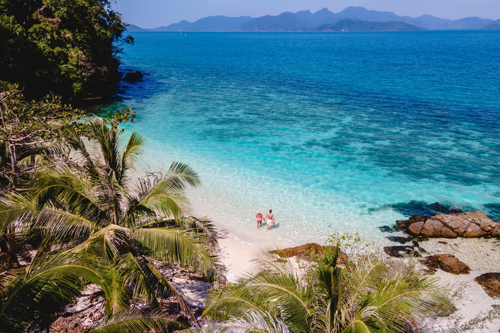 คู่รักเดินเล่นริมหาดของเกาะหวาย จังหวัดตราด