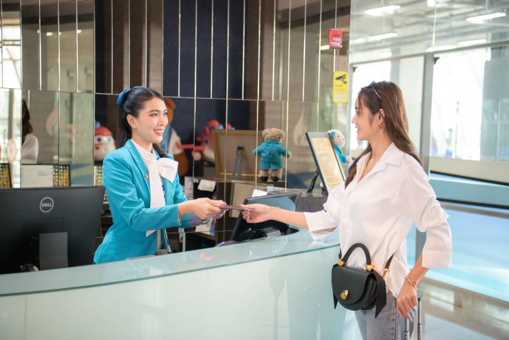 การตรวจสอบสิทธิ์ใช้บริการกับเจ้าหน้าที่ประจำเลาจ์น