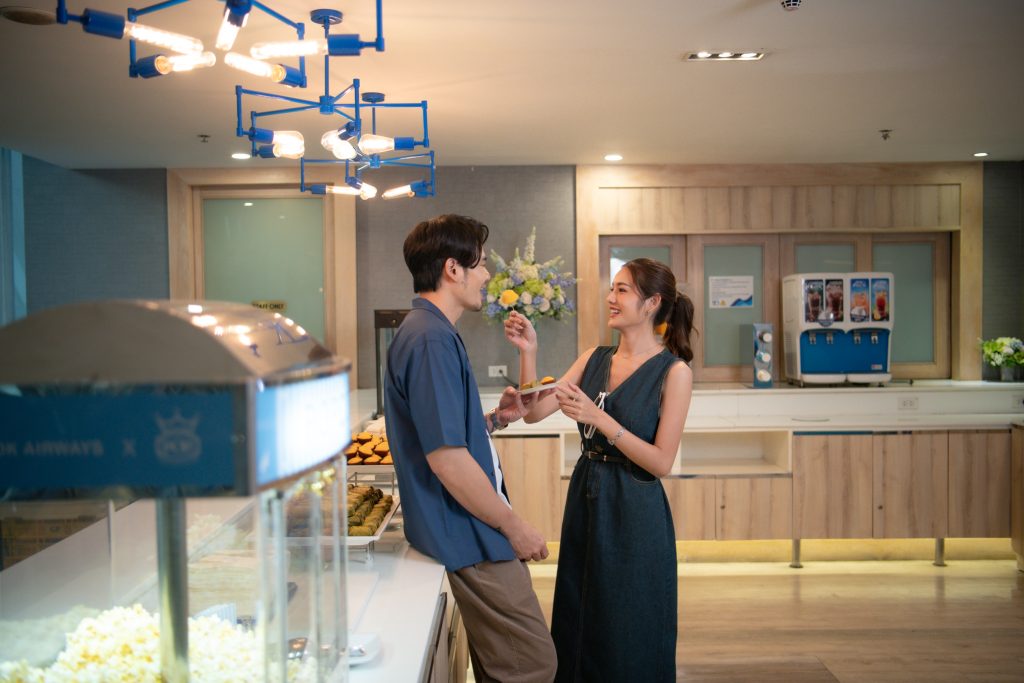 A couple enjoying a relaxing moment together at the Bangkok Airways Boutique Lounge.