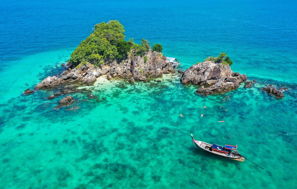 เกาะไข่นุ้ย หนึ่งในสามเกาะในหมู่เกาะไข่ จุดดำน้ำใกล้ภูเก็ตยอดนิยม