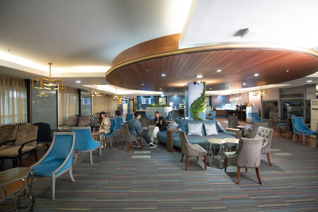 มุมนั่งเล่นใน Blue Ribbon Club Lounge