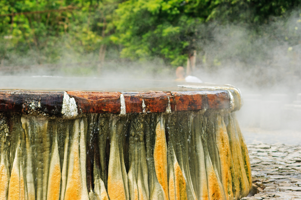 เมืองระนอง แหล่งมหานครน้ำแร่ของไทย ขึ้นชื่อเรื่องบ่อน้ำแร่ธรรมชาติคุณภาพดีที่ช่วยผ่อนคลายทั้งกายและใจ โดยมีจุดยอดนิยมอยู่ที่ “บ่อน้ำร้อนรักษะวาริน” ตั้งอยู่ในสวนสาธารณะรักษะวาริน เป็นบ่อน้ำแร่ธรรมชาติ 3 บ่อคือ บ่อพ่อ บ่อแม่ และบ่อลูกสาว อุณหภูมิเฉลี่ยราว 65 องศาเซลเซียส และไม่มีสารกำมะถัน ทำให้ไม่มีกลิ่นฉุน