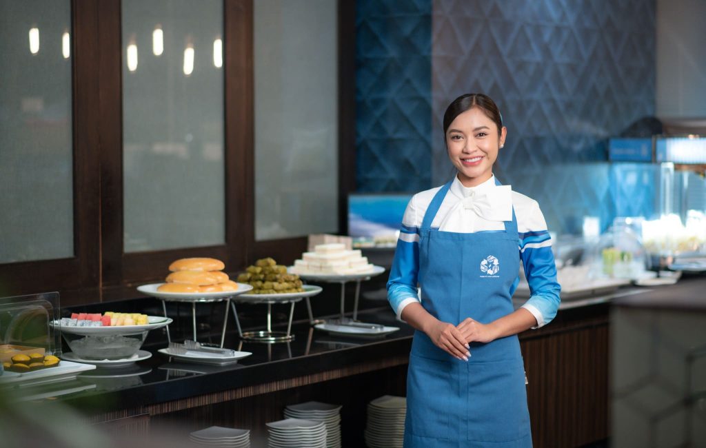 พนักงานบริการใน Blue Ribbon Club Lounge