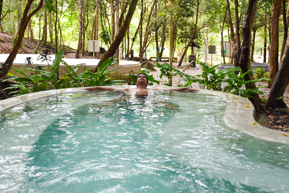 บ่อน้ำแร่ร้อนพรรั้ง จังหวัดระนอง สถานที่ท่องเที่ยวเชิงสุขภาพ