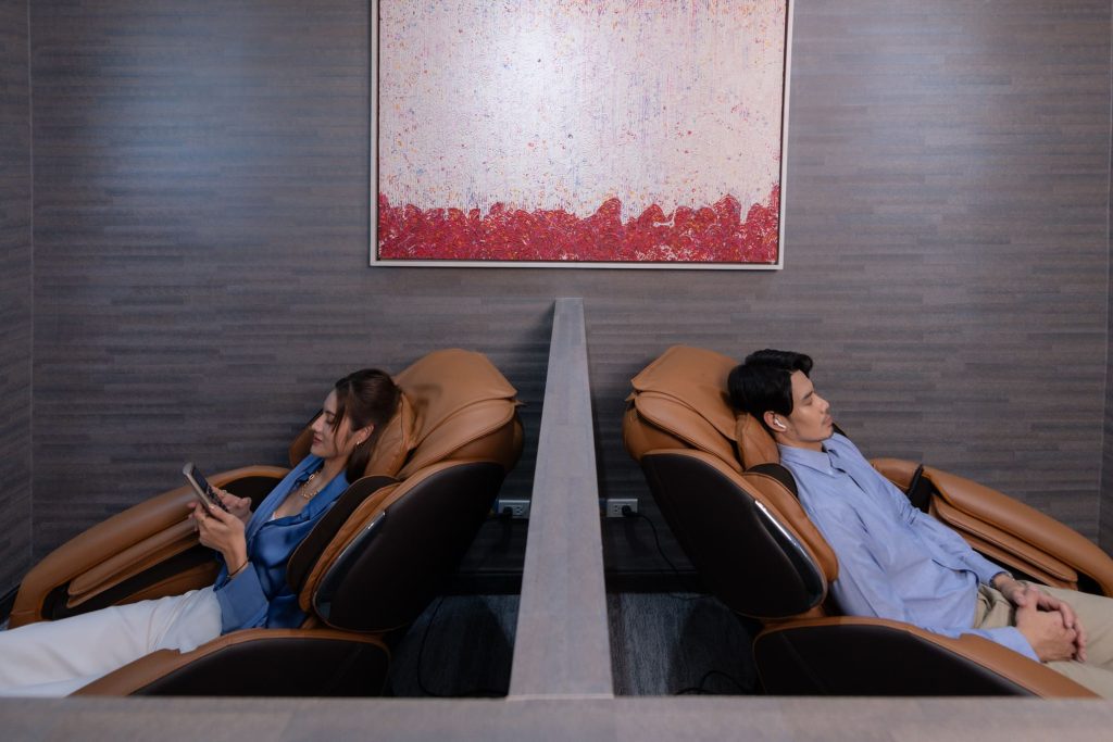 มุมเก้าอี้นวดใน Blue Ribbon Club Lounge