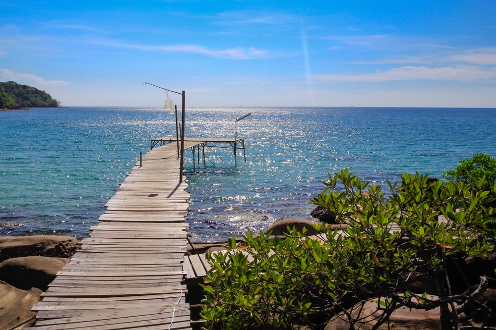 ท้องทะเลจังหวัดตราดสะท้อนกับแสงแดดเป็นประกายสวยงาม