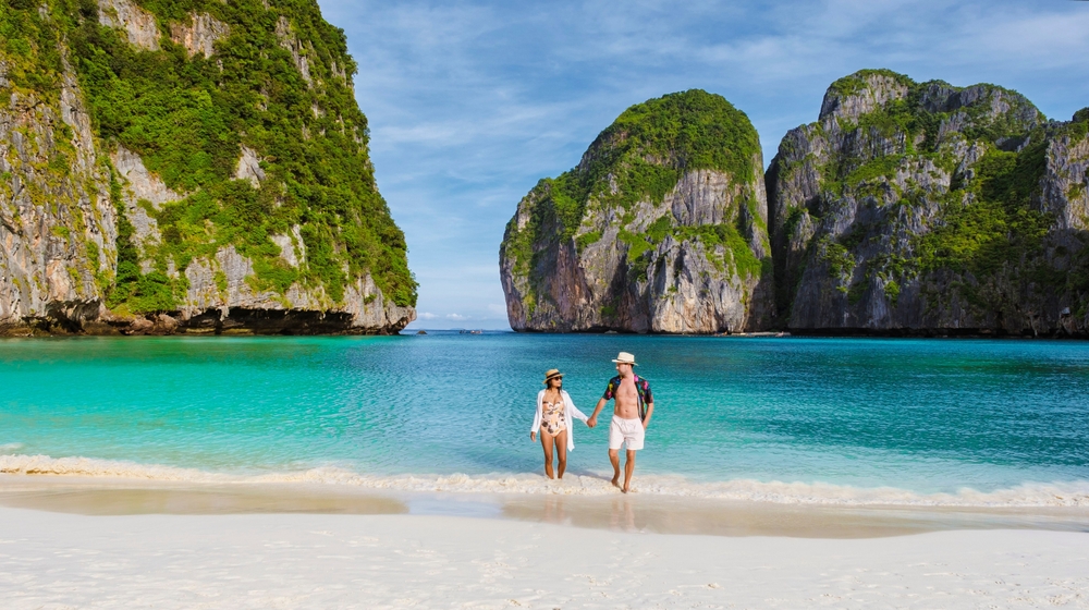 คู่รักเดินชมบรรยากาศ พร้อมเก็บภาพความงามของอ่าวมาหยา กระบี่