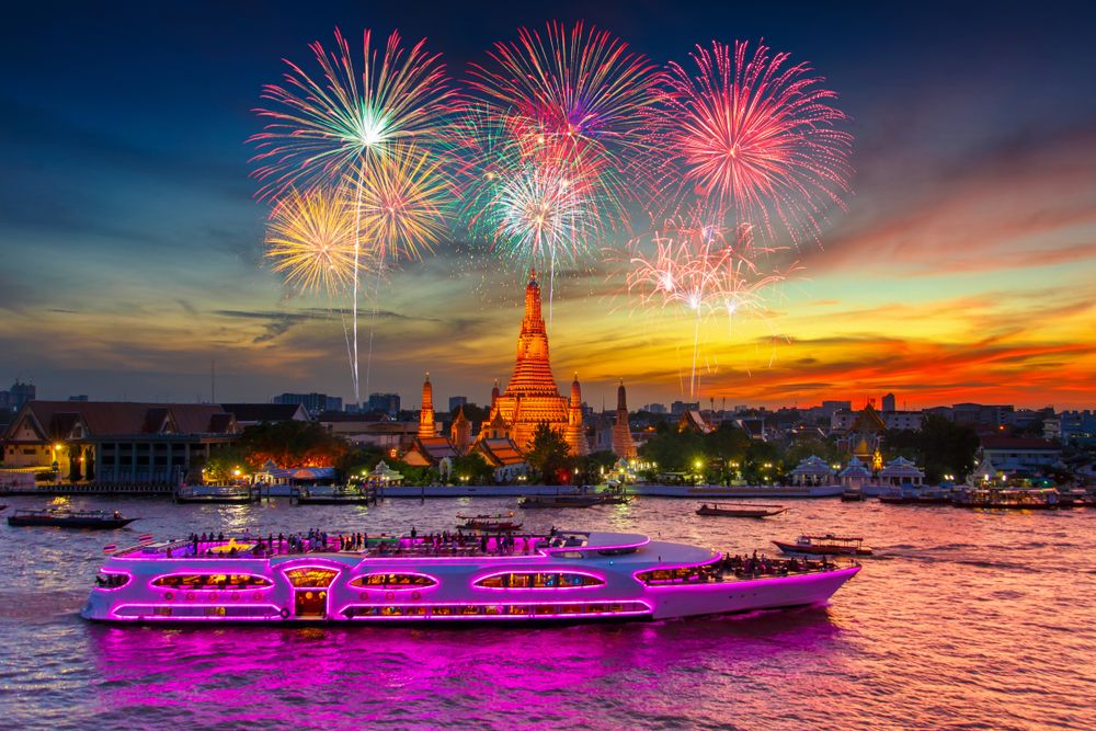 ล่องเรือครูซแม่น้ำเจ้าพระยา สถานที่เคาท์ดาวน์ กรุงเทพฯ