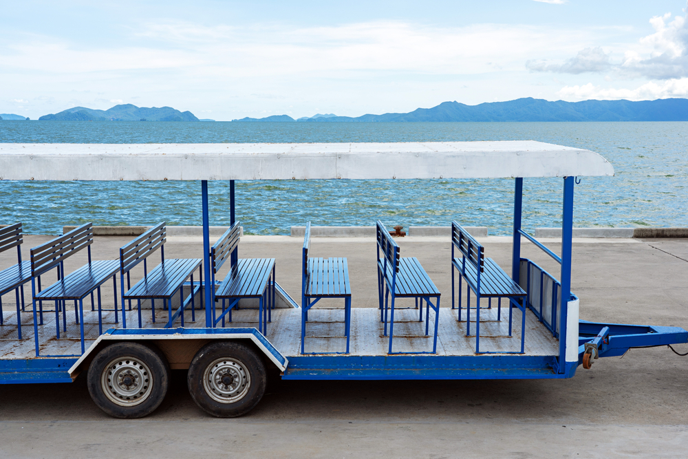 รถลากให้ผู้โดยสารนั่งจากที่พักไปยังท่าเรือ