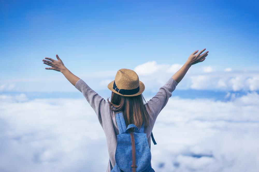 หญิงสาวยืนชมทะเลหมอกหนาบนกิ่วแม่ปาน ในเขตอุทยานแห่งชาติดอยอินทนนท์ จังหวัดเชียงใหม่