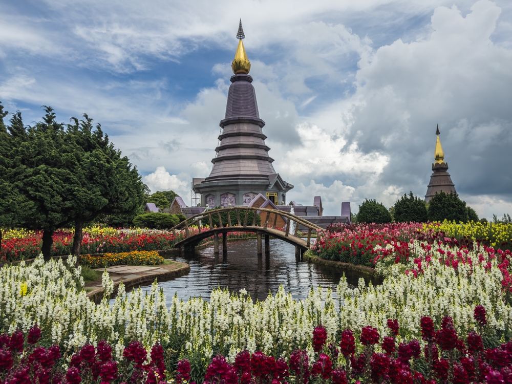 พระมหาธาตุนภเมทนีดล พระมหาธาตุนภพลภูมิสิริ ในเขตอุทยานแห่งชาติดอยอินทนนท์ จังหวัดเชียงใหม่