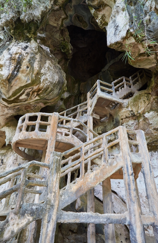 บันไดขึ้นสู่ถ้ำของเขาขนาบน้ำ