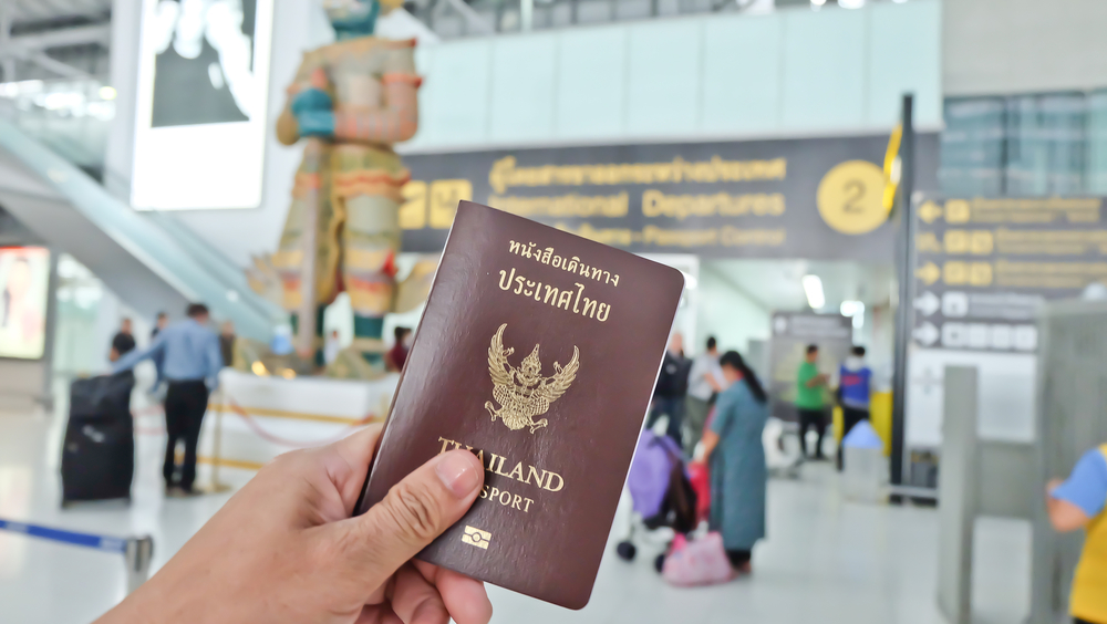 นักท่องเที่ยวถือ Passport เตรียมเช็คอินในสนามบินสุวรรณภูมิ