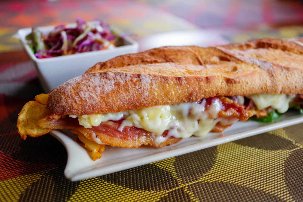 บาแกตต์ หรือ ข้าวจี่ปาเต อาหาร หลวงพระบาง