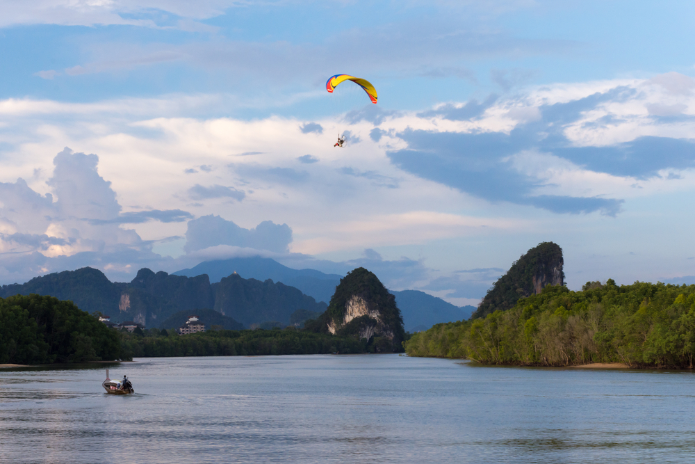 นักท่องเที่ยวทำกิจกรรมแอดเวนเจอร์ เมื่อมาเที่ยวเขาขนาบน้ำ จังหวัดกระบี่