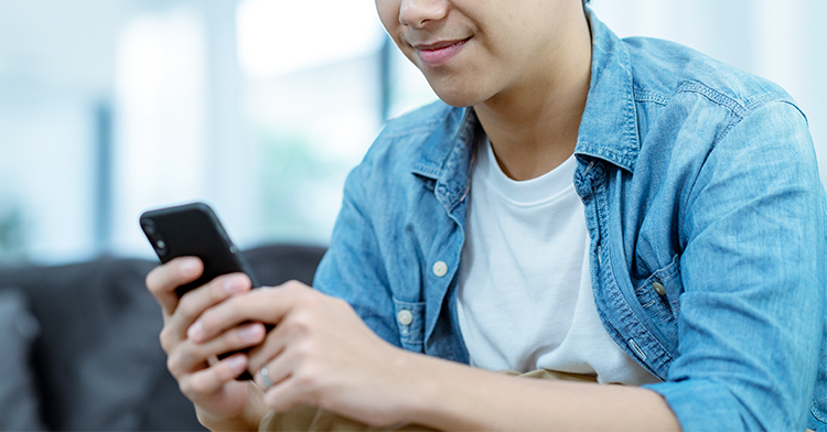 ผู้ชายเช็คอินด้วยตัวเอง โดยวิธีออนไลน์ ก่อนเดินทางด้วยสายการบิน Bangkok Airways