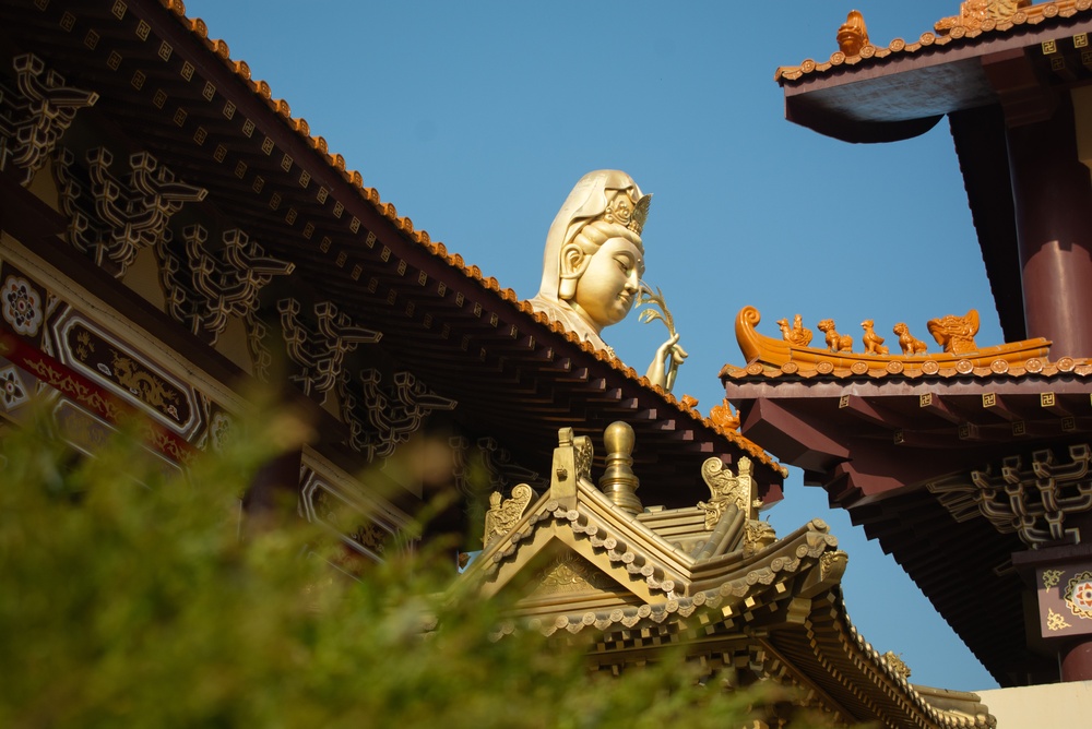 เทวรูปเจ้าแม่กวนอิมหินแกะสลัก ในวัดฝอกวงซัน กรุงเทพฯ