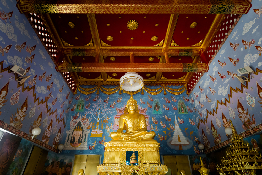 ภายในวัดแก้วโกรวาราม จังหวัดกระบี่ ประดิษฐานพระพุทธรูปปางมารวิชัย