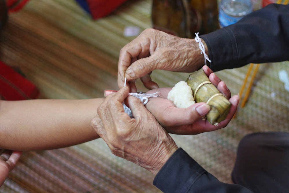 งานเทศกาลไหมและประเพณีผูกเสี่ยว ประเพณีไทยของภาคอีสาน