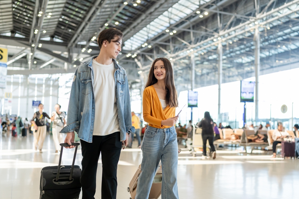 คู่รักเดินทางไปเกาะพีพี ด้วยเที่ยวบินตรงกระบี่ โดย Bangkok Airways