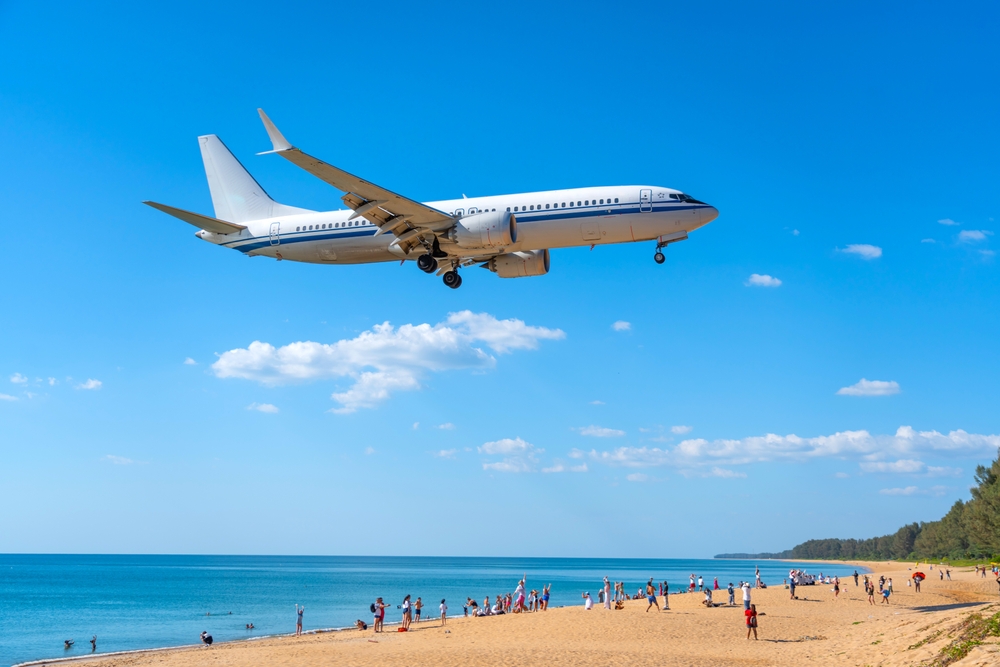 เครื่องบินเหนือหาดไม้ขาว อำเภอถลาง จังหวัดภูเก็ต
